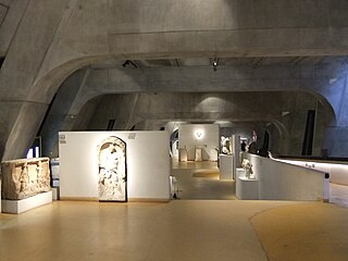 Vue intérieure d'un espace d'exposition et de la rampe de circulation