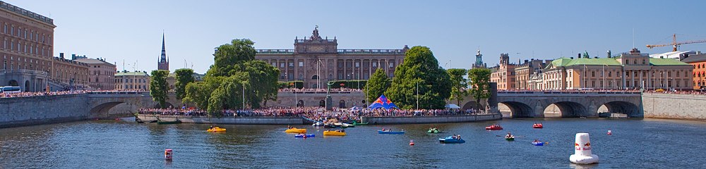 Hela Norrbro sedd från öst i juli 2010. Från vänster: Stockholms slott, brons första del med ett valv, Helgeandsholmen och Strömparterren (med Riksdagshuset i bakgrunden) utgör brons andra del, sedan följer brons tredje del med tre valv och Gustav Adolfs torg (med Arvfurstens palats i bakgrunden).