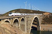 32.–34. KW Zwei Züge der RENFE-Baureihe 730 "Hybrid-Patito" ("Entlein") überqueren den Viaducto Martín Gil in der Nähe von Zamora, Spanien.