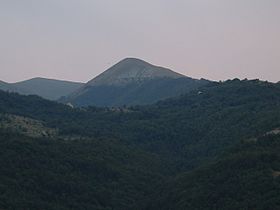 Vue de la Spina di Gualdo (à droite) depuis Macchie.