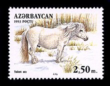 Timbre représentant un poney gris de profil dans un paysage enneigé.