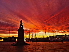 Tordenskioldstatuen ved Rådhusplassen og Rådhusbryggene i Oslo, Norway (2021.11.24).jpg