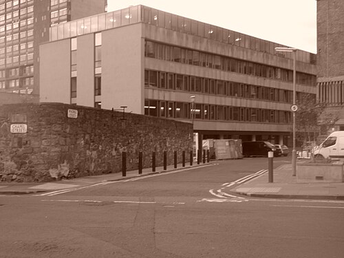 Maes Parcio Prifysgol Caeredin, Chapel Street