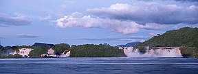 Der Río Carrao stürzt sich in mehreren Wasserfällen, darunter der Salto Sapo, in die Lagune von Canaima