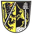 Landkreis Höchstadt a.d.Aisch (–1972) Gespalten von Gold und Schwarz; vorne ein linksgewendeter, mit einer silbernen Schräglinksleiste überdeckter, rot bewehrter schwarzer Löwe; hinten auf silbernem Boden ein goldenes Einhorn, das hinter einem silbernen Nadelbaum hervorspringt.[1]