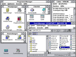 Bildschirmfoto Windows für Workgroups 3.11 (deutsch) mit Datei-Manager, im Hintergrund Programm-Manager mit geöffneten und geschlossenen Programmgruppen, der im Editor geöffneten Datei WIN.INI (mit Einträgen, die damals noch nicht Teil der Systemregistrierung waren) und unten links auf Symbolgröße minimierte Windowsanwendungen