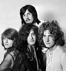 Led Zeppelin en 1969. Maldekstre dekstren: John Paul Jones, John Bonham (supre), Jimmy Page kaj Robert Plant
