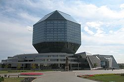 Arkkitehtien Mihail Vinahradau ja Viktar Kramarenka suunnittelema Valko-Venäjän kansalliskirjasto vuodelta 2006 Minskissä.