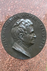 Yksityiskohta Adèle Wemanin muistomerkistä, Kemiönsaari, 1926.