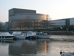 La Cité des congrès vue depuis les bords du canal Saint-Félix.