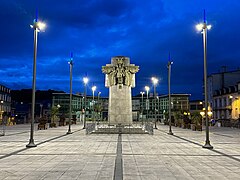 Place Peyramale de nuit et son monument aux morts.