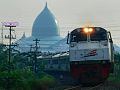 Kereta api Argo Wilis dengan latar belakang Masjid Nasional Al-Akbar, Surabaya