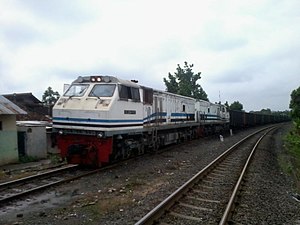 CC 204 11 12 dan CC 204 11 05 menarik KA Babaranjang