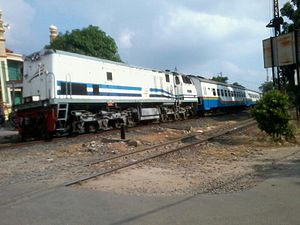 CC 204 09 04 dengan KA Sriwijaya melintas langsung Stasiun Labuhan Ratu.