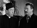 Un'altra scena con Don Camillo (Fernandel) e Peppone (Gino Cervi).