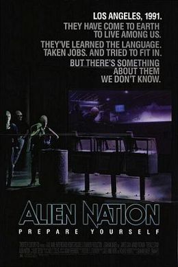 Un poster negru. Deasupra, cu text aldin scrie: "Los Angeles, 1991." "They have come to earth to live among us." "They've learned the language." "Taken jobs." "And tried to fit in." "But there's something about them we don't know." Below, in large typeface is the line: "Alien Nation" and in smaller typeface, the line: "Prepare Yourself". În fundal sunt trei extratereștri care stau la un colț de stradă.