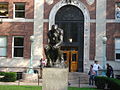 Известная скульптура «Мыслитель» (одна из копий) Родена перед зданием департамента философии