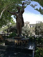Памятник Ниязи в Баку