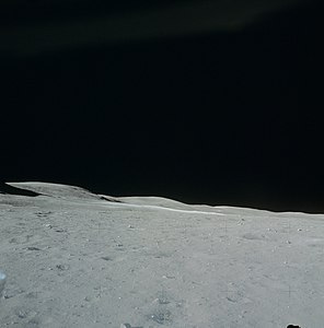 Местность правее горы Стоун Маунтин. Светлая полоса в центре — выброс породы от метеоритного удара вокруг кратера Южный Луч