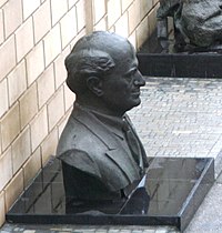 Бюст Бюль-Бюля, доставленный из города Шуша в Баку (1984, скульптор — Намик Дадашов[16]). Экспозиции под открытым небом Музея искусств Азербайджана