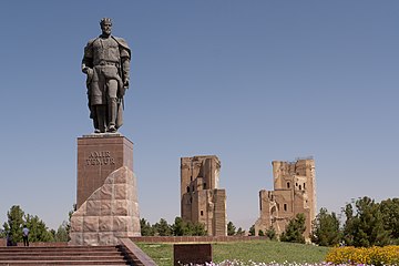 Статуя Тамерлана в Шахрисабзе (Узбекистан)