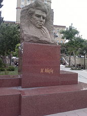 Памятник Микаилу Мушфигу в Баку