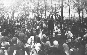 Vojislav Kecmanović govori na zboru za vreme predizborne kampanje za NOO na oslobođenoj teritoriji Majevice, jula 1943.