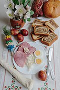 2013 Velikonočni zajtrk, običajen za Slovenijo: pirhi, šunka, hren, kruh in potica Avtor: Klemen Brumec