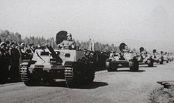 Дефиле југословенских танкета Шкода Т-32 у маскирним бојама на великој војној паради одржаној на Бањици, 1940.
