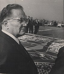 Испред макете и плана Новог Београда, 1967.
