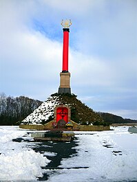 Монумент битви під Крутами 1918 р. (автор Анатолій Гайдамака, 2006 р.) копія однієї з колон портику Червоного корпусу заввишки 10 метрів