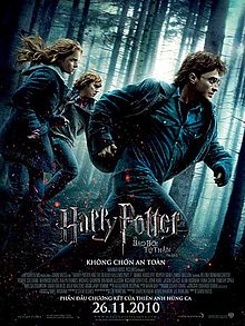 Hình ảnh nhóm bạn Harry Potter đang chạy trốn trong Khu rừng Hắc ám.