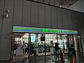 中国大陆北京市北京朝阳站候车大厅门店，采用中国大陆全家2023年新版店面设计