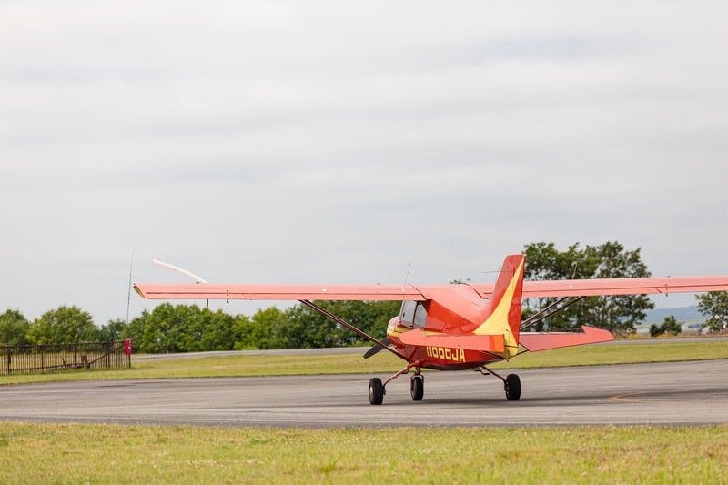 滑走路を走る小型飛行機（美唄スカイパーク）の写真