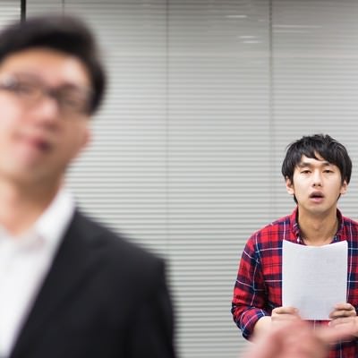 上司からの一方的な指示で唖然とするデザイナーの写真