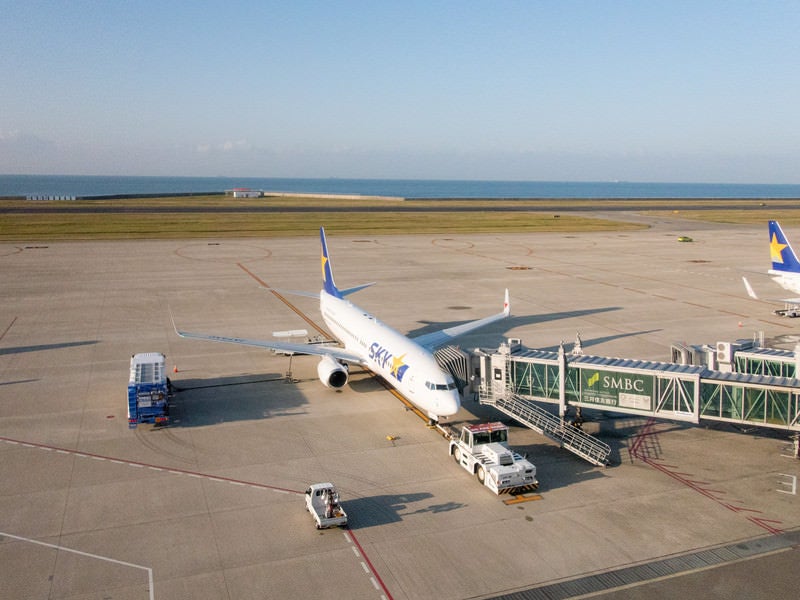 関西空港の飛行機と滑走路の写真