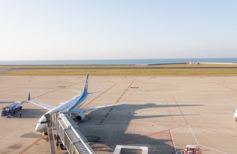 関西空港に伸びる飛行機の影の写真