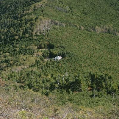 山頂から見下ろす蓼科山荘の素材