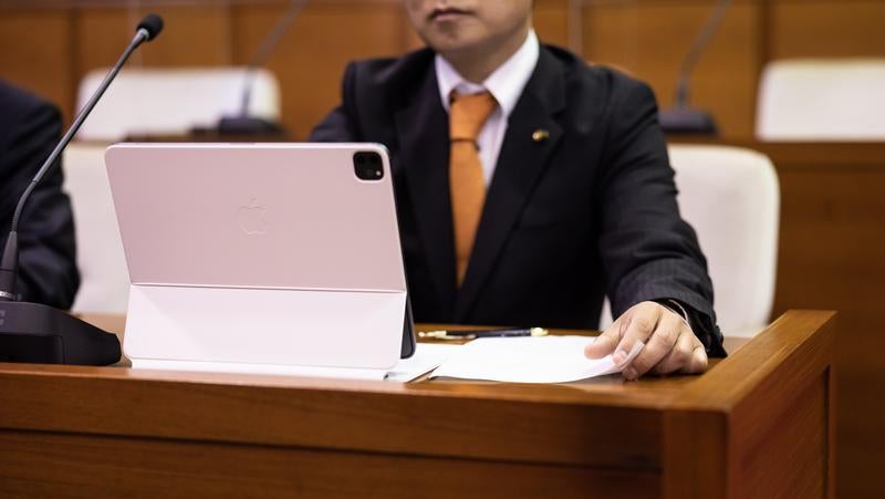 タブレット端末が導入されても使いこなせているのかわからない議員の写真