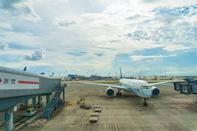 青空と飛行機（香港国際空港）の写真