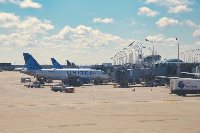 シカゴ空港に並ぶ飛行機の写真