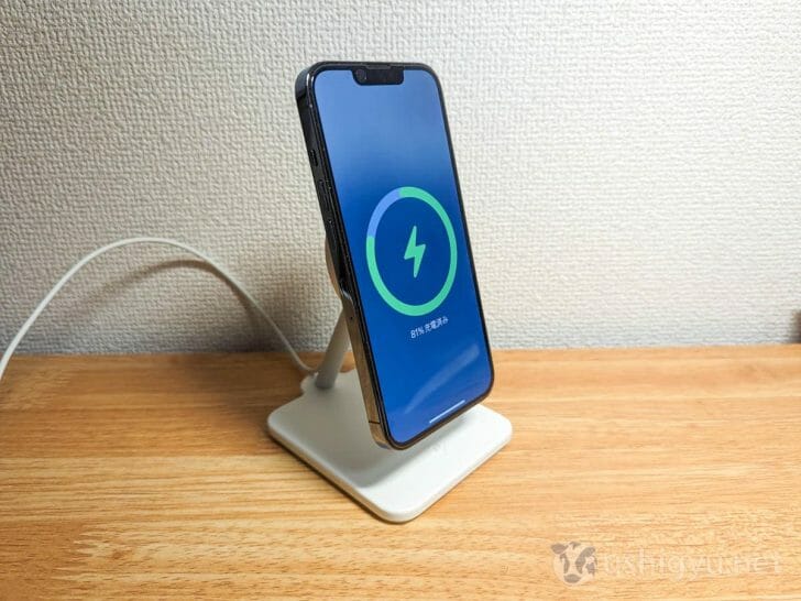 完成したForte充電スタンドに、さっそくiPhone（13 Pro）をセット