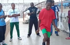 Nigeriyalik Filipp Solomon bitta oyoqda arqonda 30 soniyada 153 marta sakrab jahon rekordini o'rnatdi (Video)