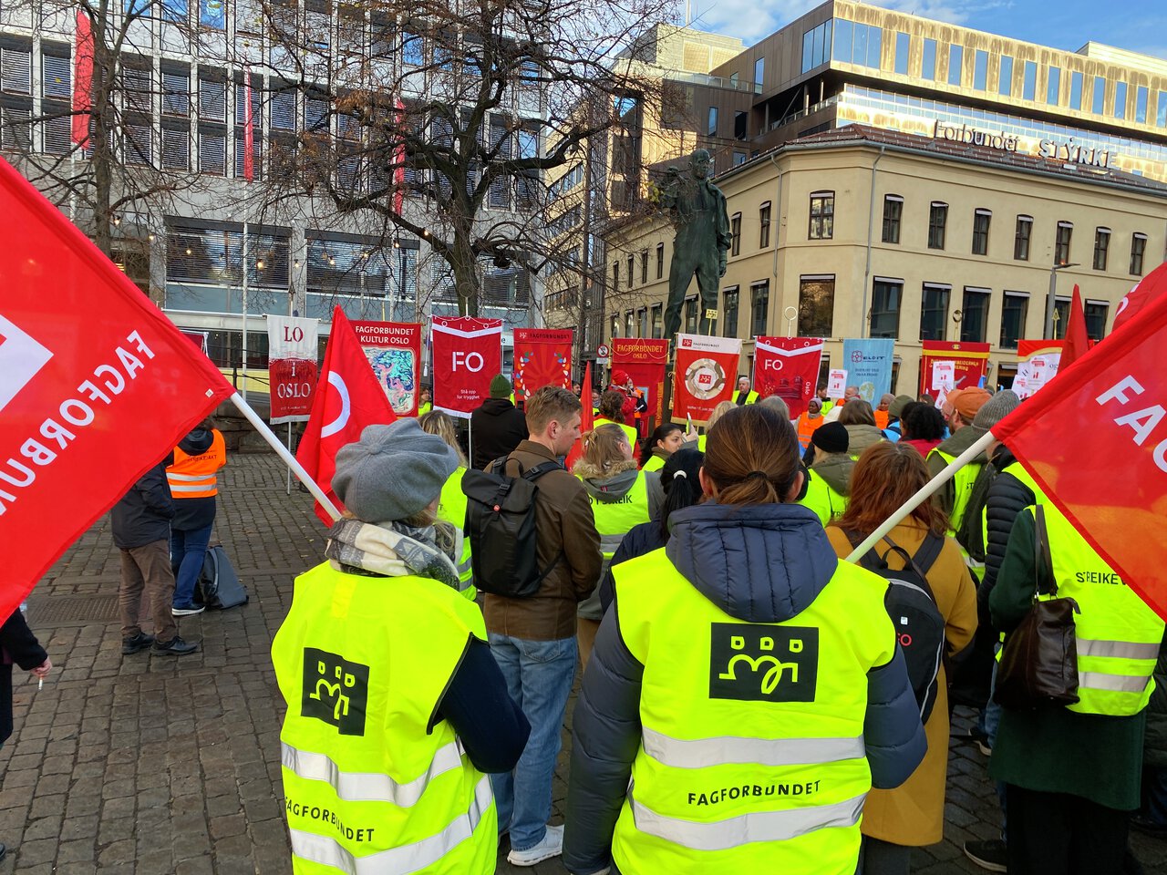 Streikende og støttespillere NHO453. Fanemarkering på Youngstorget i Oslo.