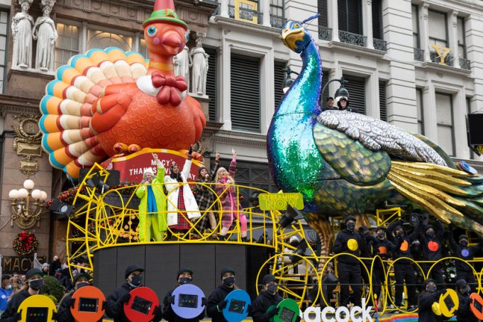 MACY'S THANKSGIVING DAY PARADE -- 2021 -- Pictured: (l-r) Paula Pell, Renée Elise Goldsberry, Sara Bareilles, Busy Philipps on the Birds of a Feather Stream Together Float -- (Photo by: Eric Liebowitz/NBC)