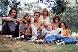 7TH HEAVEN, (aka SEVENTH HEAVEN), from left: Barry Watson, Beverley Mitchell, Stephen Collins, Catherine Hicks, David Gallagher, Jessica Biel, Happy the dog, Mackenzie Rosman, (1998), 1996-2007.  ph: Darien Davis / TV Guide / ©Spelling Prod. / Courtesy Everett Collection