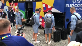 EURO 2024: Navijači Srbije dočekali fudbalera pred hotelom u Nemačkoj