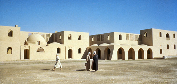 Steet in New Gourna in the 50s. ©Aga Khan Trust for Culture / Christopher Little (Courtesy of  the Aga Khan Trust for Culture and The American University of Cairo)