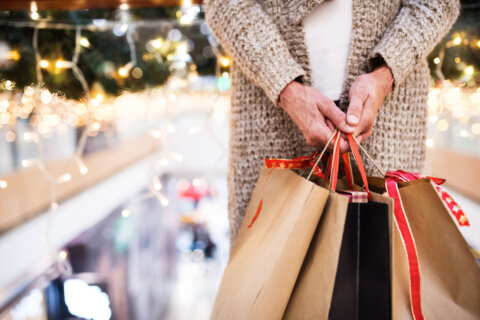 Business expert says holiday bargain hunters ‘kind of have the upper hand right now’