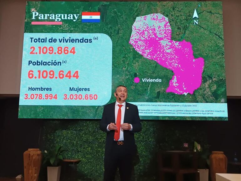 El director de INE, Iván Ojeda durante la presentación de los datos preliminares del Censo 2022 que revelaron que no llegamos a 7 millones